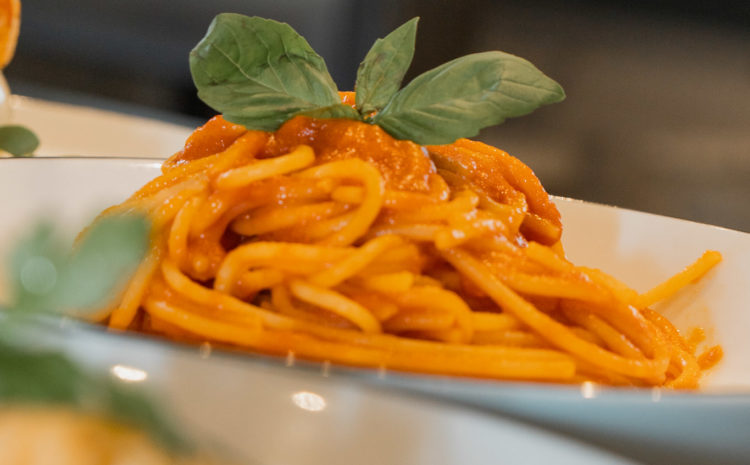 Assiette de spaghetti à la sauce tomate et basilic frais — cuisine italienne authentique au restaurant Solemio à Fribourg.